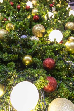 Noel ve yeni yıl kutlamaları, yeni yıl için dekoratif balolar ve bir Noel ağacı.