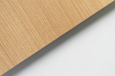 İç mekanda planlama, iç malzemeler, laminat ve gerçek ahşap tahta malzemeleri kullanılır..