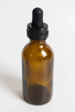Çay renkli ilaç şişelerindeki damlalar bilimsel ve tıbbi deneylerde kullanılır..