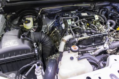 Çağdaş yeni otomobil makine dairesi içindeki otomotiv endüstrisine odaklanmış durumda. Makine tüm bileşenleri gösteriyor ve kaputu açık. Yeni arabanın motor bölmesi..