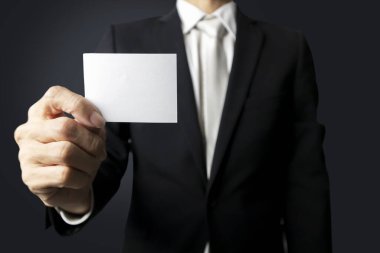 İş çevrelerinde iletişim. ... haber anonsu. Beyaz kağıt tutan bir iş adamı.