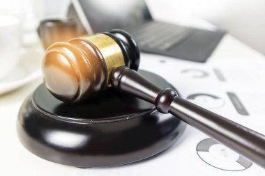 Hüküm Çekici ve Adalet Kanunu, evrensel hukuk, uluslararası dava