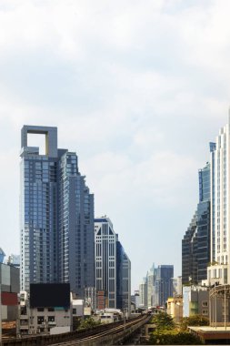 Şehrin merkezindeki yüksek binaların ve büyük binaların sabah manzarası. Büyük şehirlerdeki iş binaları