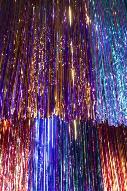 Parlak ışığı yansıtan soyut gökkuşağı çizgileri