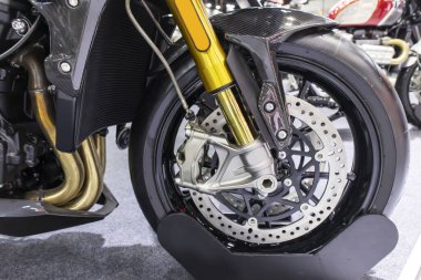 Motorsikletler için yakın alaşımlı tekerlekler üzerinde disk frenleri. Sağlam çelik tekerlek kemerleri. Motosikletler için krom lastikler ve tekerlekler. Motosiklet ve disk frenlerindeki ABS güvenlik aygıtlarıdır.