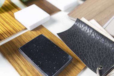 İç malzemeler arasında kaplamalı tahtalar, gerçek ahşap, kağıt üzerinde beyaz taş malzeme ve iç tasarım yer alıyor. Süs malzemeleri ve iç tasarım şirketlerinin kullanımı