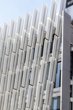 Çelik iskeletin şekli yüksek bir binanın dış yüzeyini kaplıyor..