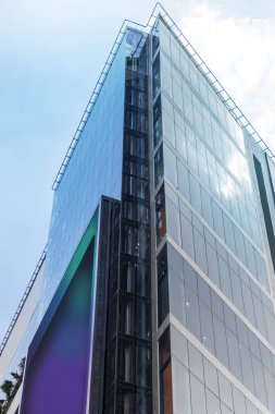 Şehrin merkezindeki yüksek binaların ve büyük binaların sabah manzarası. Büyük şehirlerdeki iş binaları