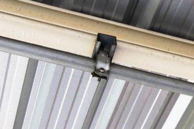 Kablolar ve alüminyum parantez çelik çubuklara monte edilmiştir..