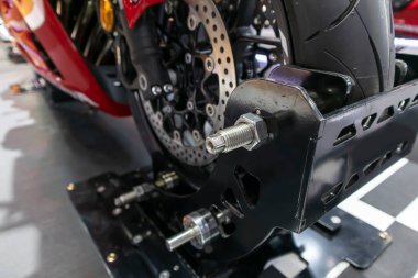 Motorsikletler için yakın alaşımlı tekerlekler üzerinde disk frenleri. Sağlam çelik tekerlek kemerleri. Motosikletler için krom lastikler ve tekerlekler. Motosiklet ve disk frenlerindeki ABS güvenlik aygıtlarıdır.