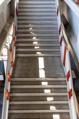 Gökyüzü trenine giden merdivenler şehirdeki metro istasyonuna giden merdivenler işe gitmek için tren istasyonuna giden merdivenler..