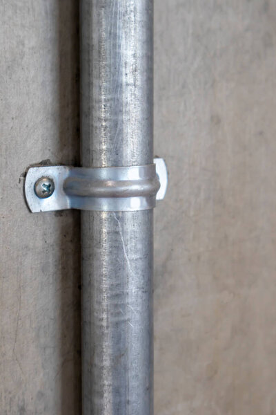 Тонкая труба - это металлический трубопровод ЭМТ или цинкованная труба ЭМТ. Для его изготовления используются стальные пластины, как горяче-, так и холоднокатаные. или лист оцинкованной стали Внутренняя поверхность покрыта эмалью.