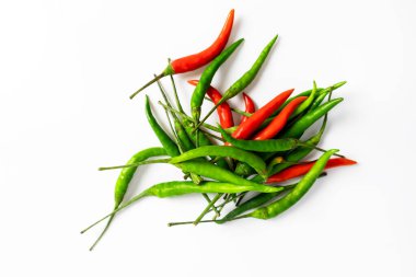 Beyaz arka planda kırmızı biber. Asya baharatları baharat katmak için kullanılır..