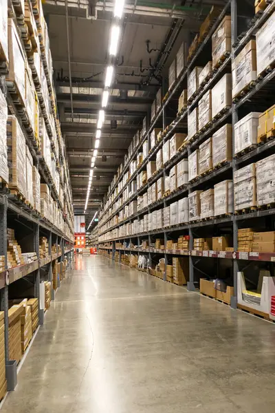 Nonthaburi, Tayland, 17 Haziran 2023: büyük depo koridorları, depo depolama ve raflarda mal ve mal dağıtımı. IKEA hazır mobilya satan bir mobilya perakendecisi..