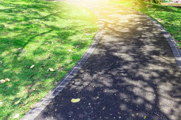 Açık hava parkları, koridorlar yeşil çimlerle, açık çimlerle kesişmiş..