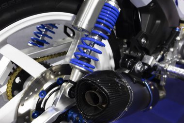 Motorsikletler için yakın alaşımlı tekerlekler üzerinde disk frenleri. Sağlam çelik tekerlek kemerleri. Motosikletler için krom lastikler ve tekerlekler. Motosiklet ve disk frenlerindeki ABS güvenlik aygıtlarıdır.