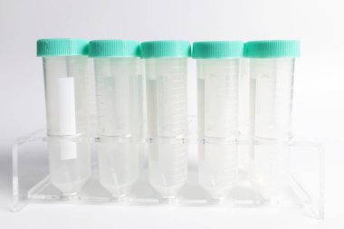 Bilimsel ve tıbbi deneylerde kullanılan temiz tüpler.