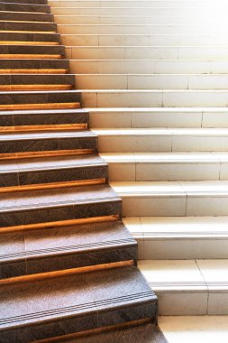 Yukarı çıkan merdivenler gri-siyah taştan yapılmıştır. Merdivenlerin zemininde saklı ışıklar vardır..