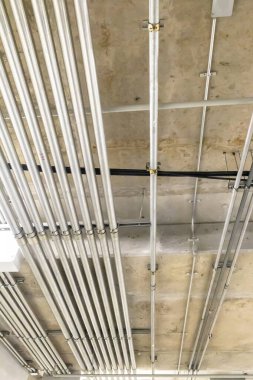 İnce bir boru, EMT metal kanal ya da EMT çinko kaplama borudur. Çelik plakalar, sıcak ya da soğuk rulo, yapımında kullanılır. Ya da galvanize çelik bir yaprak İç yüzey bir emaye kaplama vardır.