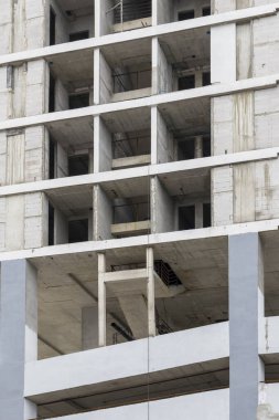 Büyük binaların inşası, güçlendirilmiş beton malzeme yapıları ve tuğla duvarlar