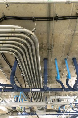 İnce bir boru, EMT metal kanal ya da EMT çinko kaplama borudur. Çelik plakalar, sıcak ya da soğuk rulo, yapımında kullanılır. Ya da galvanize çelik bir yaprak İç yüzey bir emaye kaplama vardır.