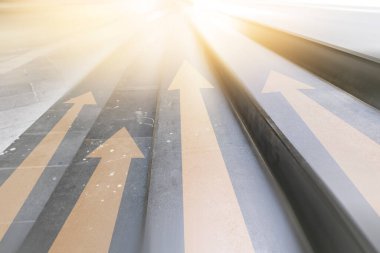 Çalışmada ilerlemek için fikirler gelecekteki yolculuk, sonraki yol, rekabetçi yol ve ilerlemek için..