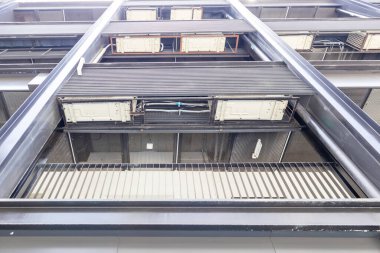 Havalandırma ve sistem işi yüklü çelik bina yapısının yüksek görünümü.