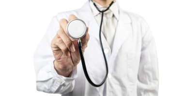 Yüzü olmayan, yarı ayakta duran bir doktor, beyaz bir geçmişe karşı steteskop tutan bir doktor, steteskop tutan bir doktor, fiziksel muayene, sağlık kontrolü...