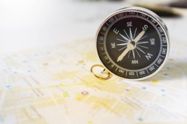 Toplumu, siyaseti ve ticareti yönetmek için pusula. Hayattan kendi rotanızı seçin..