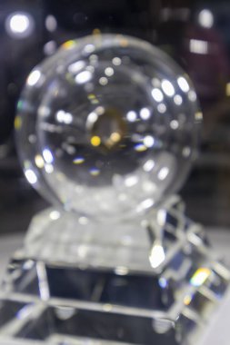 Siyah arkaplan üzerinde net bir kristal çemberin bulanık görüntüsü.