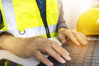 İnşaat ve sistem mühendisleri iş verilerini giriyor ve bilgisayarda çizimler yapıyor, mühendislik personeli proje zamanlamaları üzerinde çalışıyor.