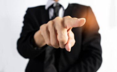 Siyah takım elbiseli iş adamı iş ve projeye olan güvenini ve umudunu gösteriyor