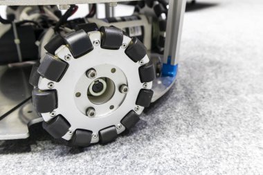 Robot teknolojisinde robot veya mekanik parçalar ve elektrik mekanizmaları kullanılır..