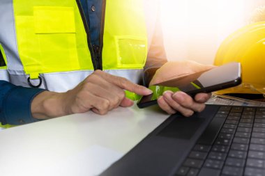 İnşaat ve sistem mühendisleri iş verileri almak ve sorunları çözmek için müşterilerden ve site personelinden veri almak için cep telefonu kullanırlar.