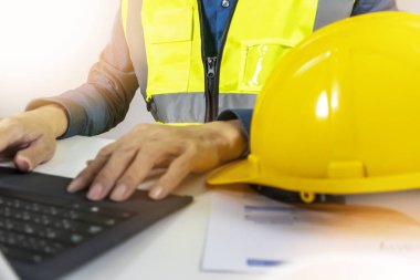 İnşaat ve sistem mühendisleri iş verilerini giriyor ve bilgisayarda çizimler yapıyor, mühendislik personeli proje zamanlamaları üzerinde çalışıyor.