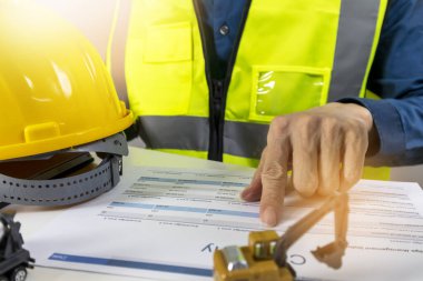 Bir proje inşa edilirken, inşaat ve sistem mühendisleri inşaat planları ve veri açıklamaları sağlarlar.