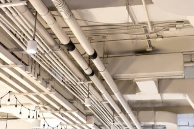 Metal borular ya da elektrik kabloları için galvanize borular beyaza boyanmış. Büyük alanlarda kullanılan havalandırma boruları, elektrik sistemleri, havalandırma sistemleri..