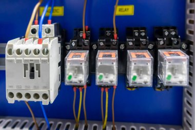 Elektrik ve elektrik devrelerini bağlamak için panel kurulumu ve kablolama