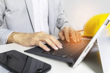 Bilgisayar Aygıtları aracılığıyla Yönetici, İletişim ve Yönetim