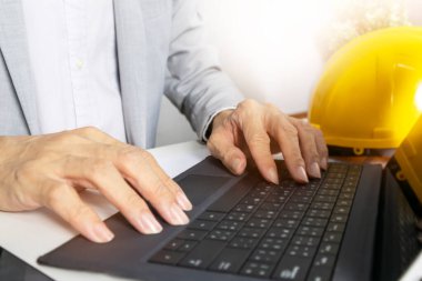 Yönetici projeleri planlar ve iş raporlarını bildirir.