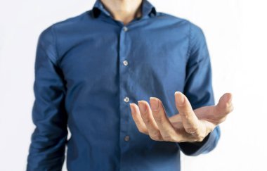 İş hikayeleri ve yorumlar. , Adam beyaz arka planda açıklama yapıyor