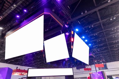 Sergiyi sergilemek için tavandan sarkan büyük bir tabela yap. Markayı iletmek için büyük bir işaret yap..