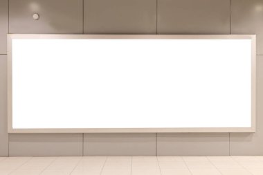 Metroda reklam medyasının resimlerini içeren bir reklam panosu var..