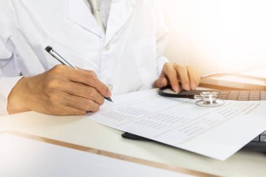 Doktor tıbbi geçmişi ve hasta bilgilerini topluyor..