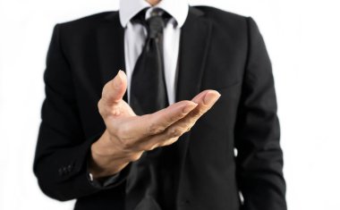 Siyah takım elbiseli iş adamı iş dünyasına ve iş vizyonuna olan güvenini gösteriyor.