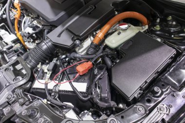 Çağdaş yeni otomobil makine dairesi içindeki otomotiv endüstrisine odaklanmış durumda. Makine tüm bileşenleri gösteriyor ve kaputu açık. Yeni arabanın motor bölmesi..