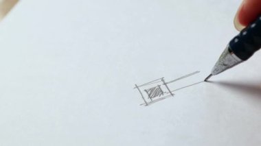 Mimari ve İç Tasarımcı, inşaat ve mimarlık sektörü için çizimler yapıyor.