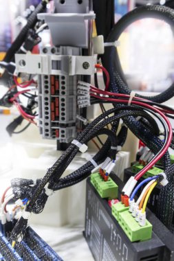 Robot teknolojisinde robot veya mekanik parçalar ve elektrik mekanizmaları kullanılır..