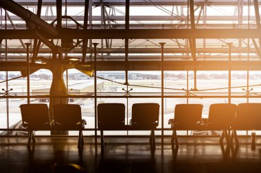 Havaalanında bekleyen, arka planda perspektif, havaalanında seyahat bekleyen, seyahat eden ve ziyaretlerini bekleyen insanların siluetleri.