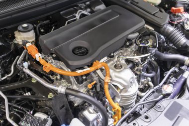 Çağdaş yeni otomobil makine dairesi içindeki otomotiv endüstrisine odaklanmış durumda. Makine tüm bileşenleri gösteriyor ve kaputu açık. Yeni arabanın motor bölmesi..